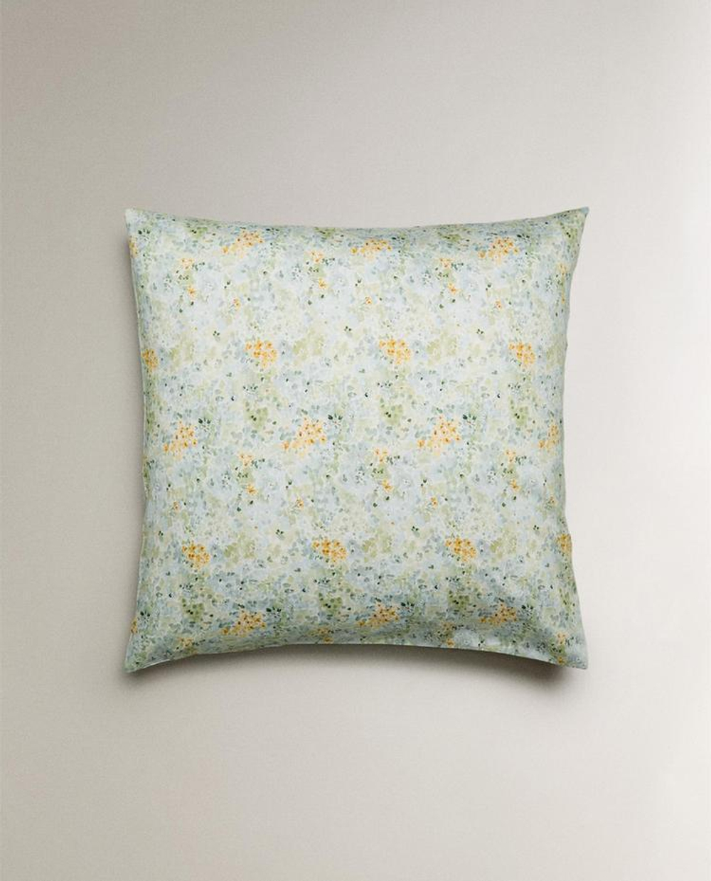 ZARA HOME НАВОЛОЧКА С ЦВЕТОЧНЫМ ПРИНТОМ, ЗЕЛЕНЫЙ