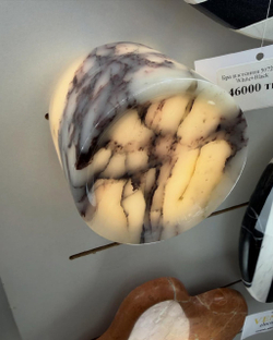 Настенное бра из натурального мрамора, представлено в двух размерах.