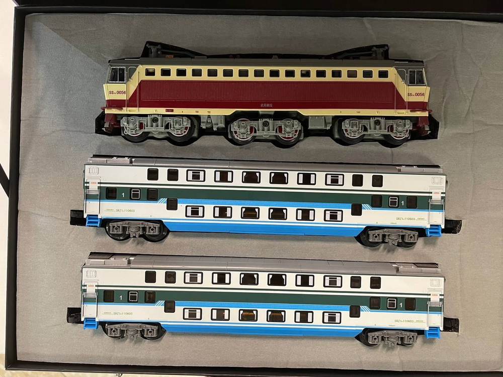 Железная дорога aole 22935 , модель электропоезда SS7 с двумя вагонами , размер путей 1.86 м на 1.03 м , в подарочной коробке