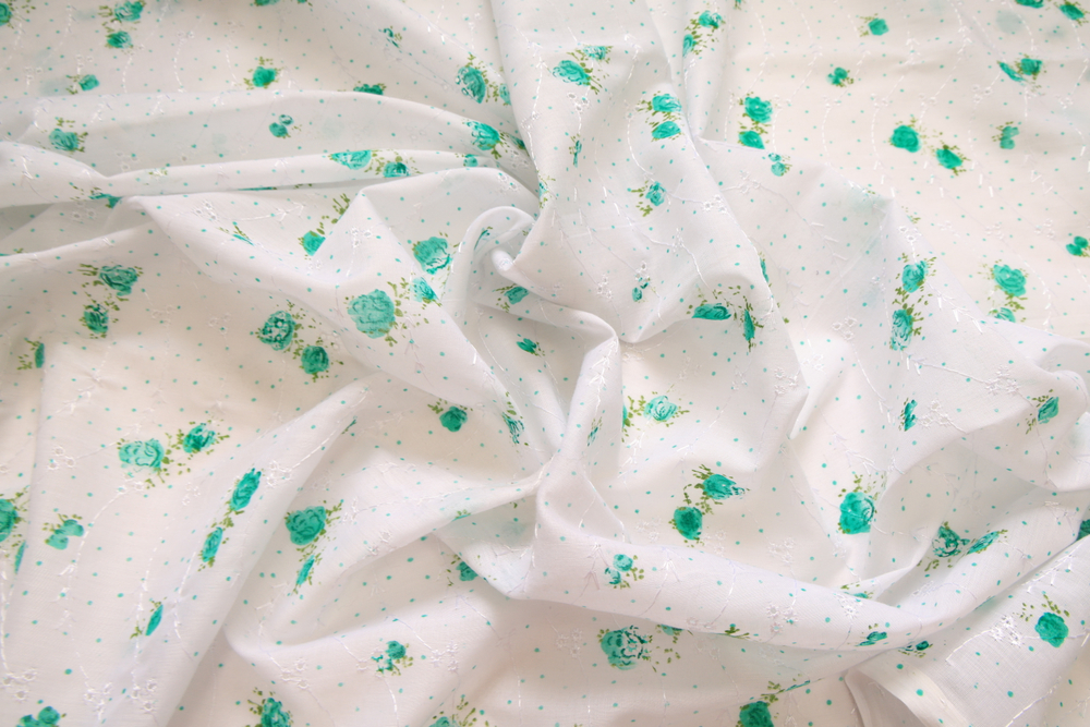 Батист вышивка белый в зеленый цветок