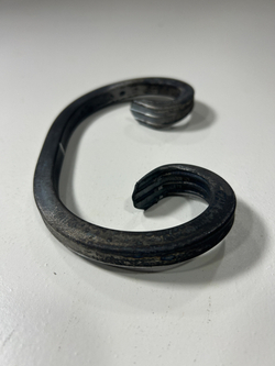 Кованый элемент вензель150х90мм квадрат полнотелый 10х10мм