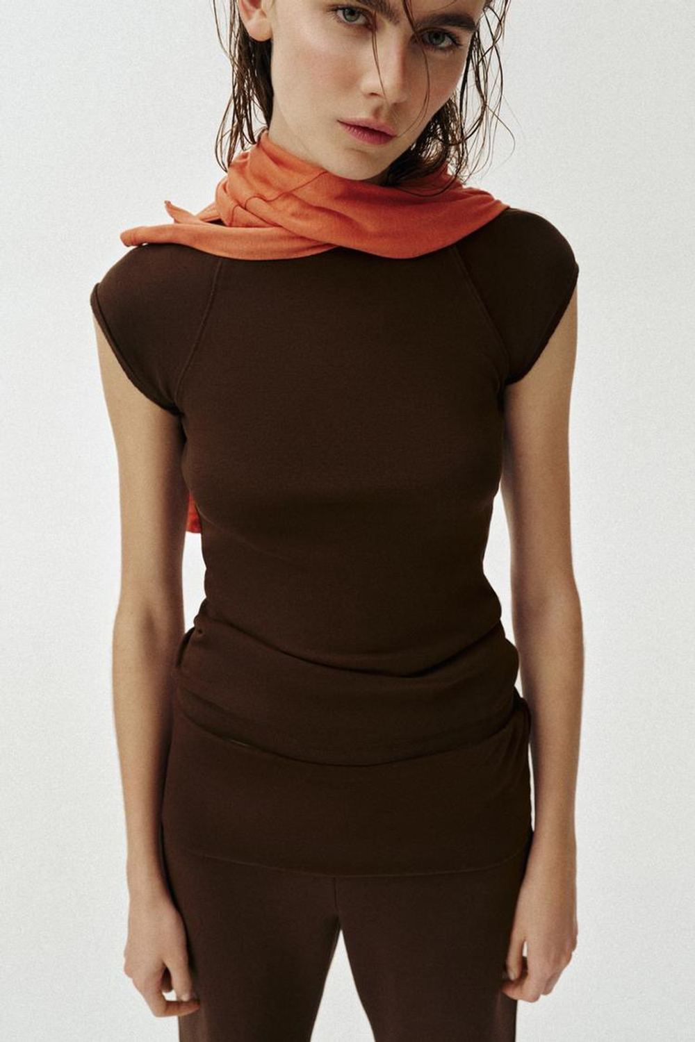 ZARA ФУТБОЛКА С ЭФФЕКТОМ ПОТЕРТОСТИ И РЕГЛАНОМ, КОРИЧНЕВЫЙ