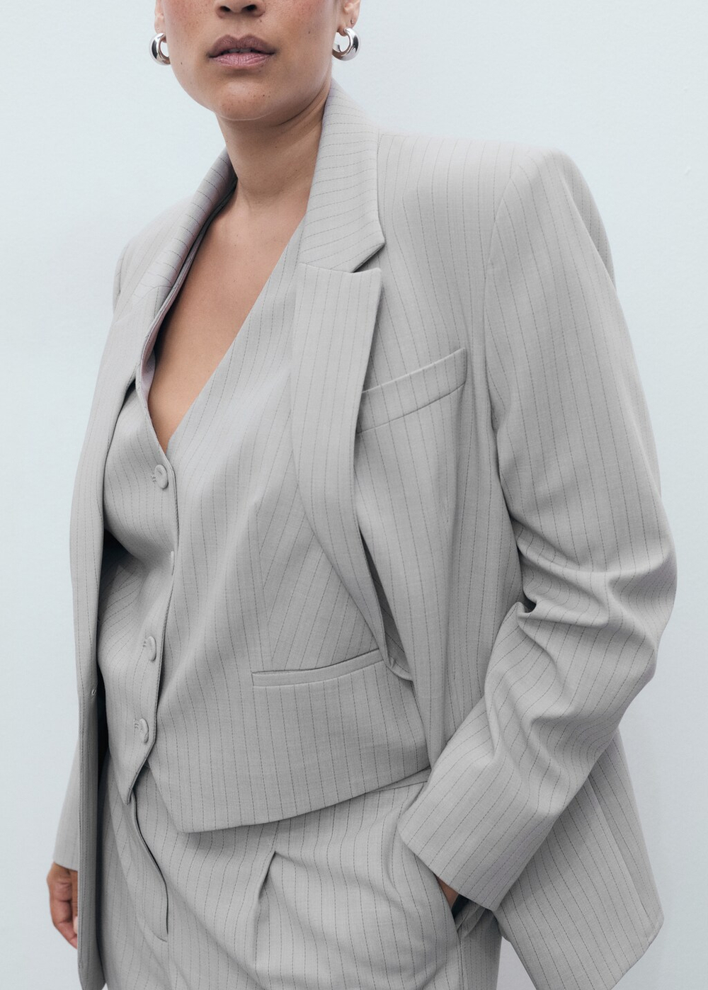 Костюмный жилет в узкую полоску