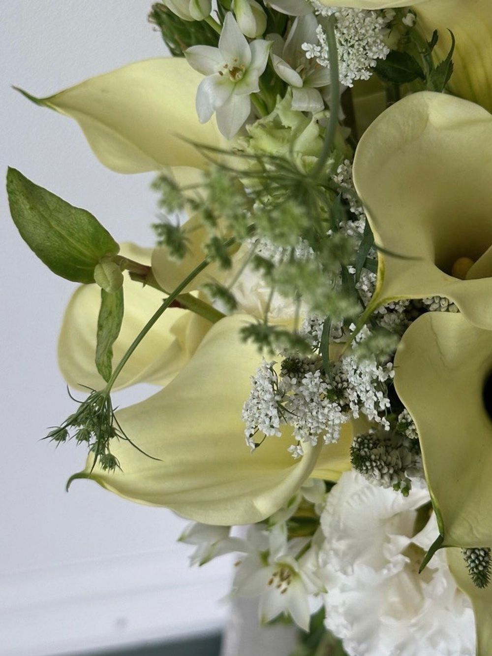 Свадебный букет из белых калл, лизиантуса, хелеборуса, вероники и амаранта