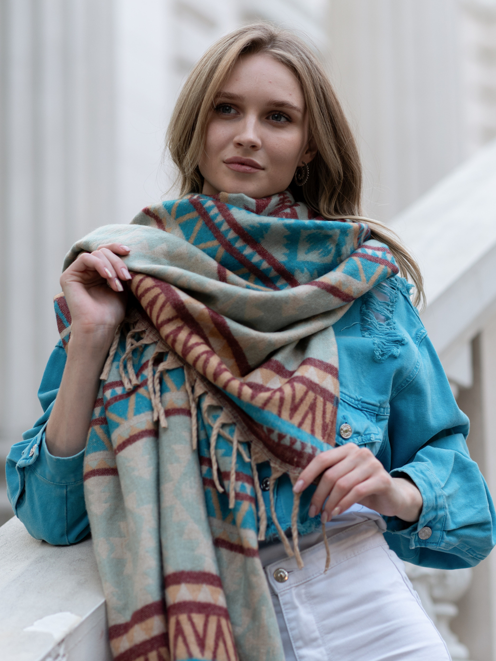 Теплый палантин с орнаментом