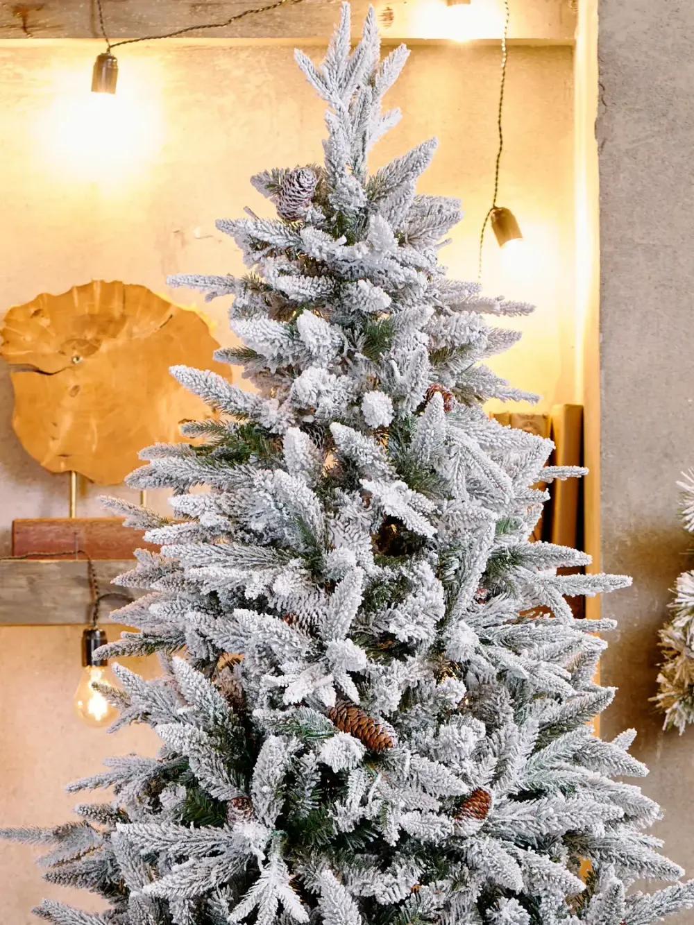 Заснеженная елка с шишками «ile Grande» (Литая+пвх) 270 см / 2,7 м