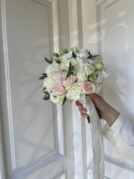Свадебный букет из кустовых пионовидных роз, диантусов, лизиантуса и эвкалипта