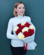 Красные и белые розы,11шт(00431)