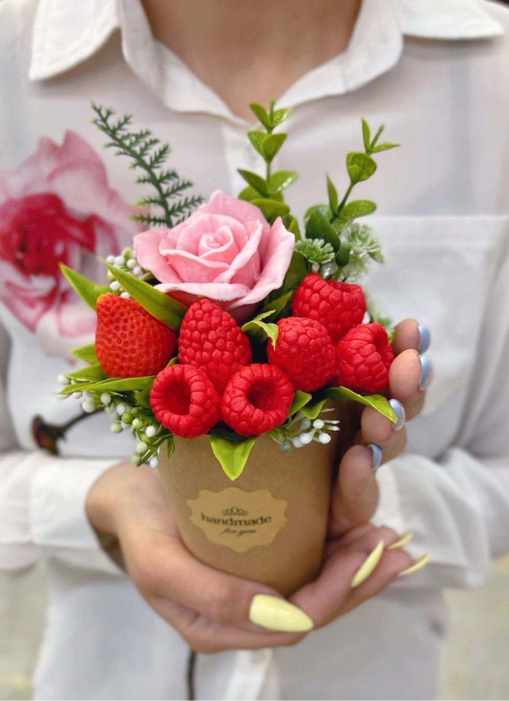 Малина и цветы букет