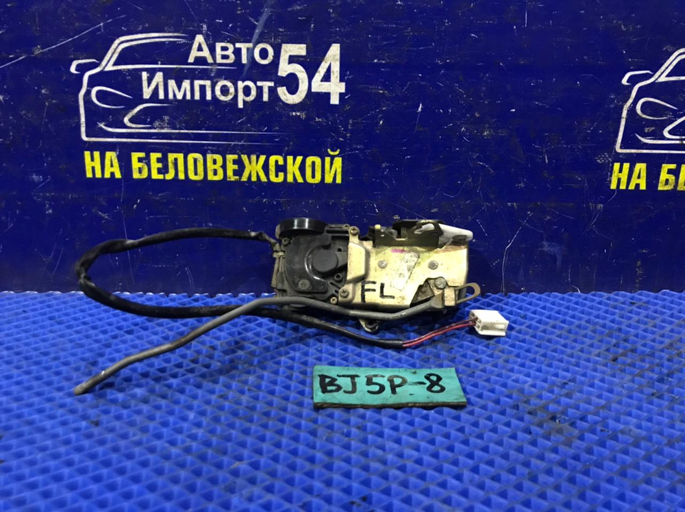 Замок двери передней левой MAZDA FAMILIA 2003