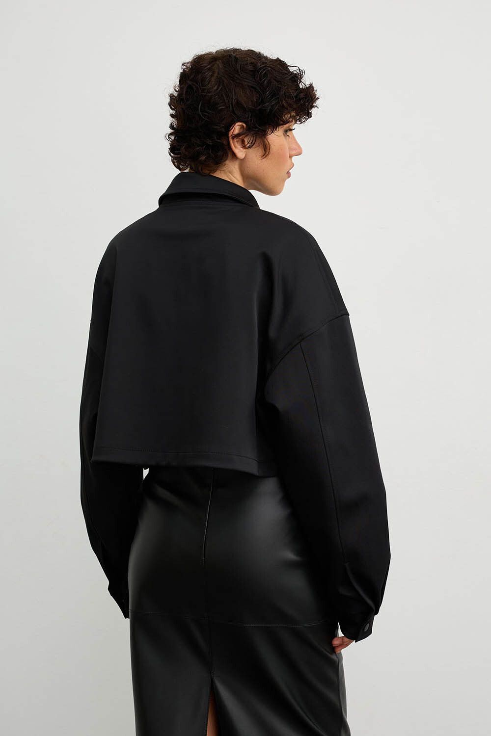 Куртка с воротом укороченная черного цвета