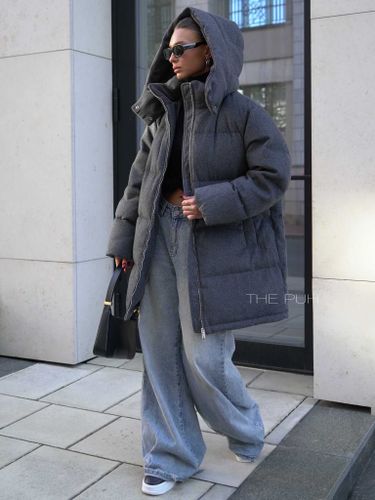 Удлиненный женский пуховик темно-серого цвета