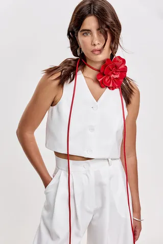 Укороченная жилетка свободного кроя белого цвета