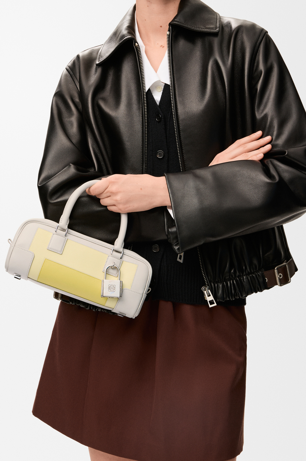 Loewe Укороченная сумка Amazona 23 из телячьей кожи наппа, серый/желтый