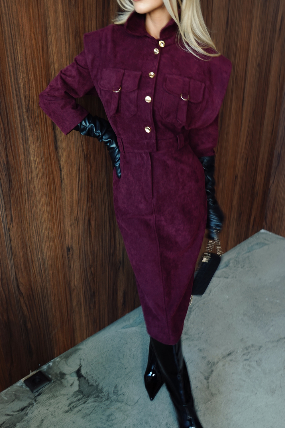 Платье из спандекса с акцентными плечами и карманами