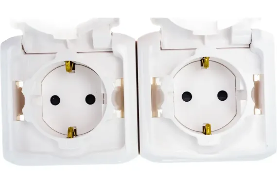 Розетка Legrand Quteo с заземлением + шторка двойная накладная IP44 белая 25995