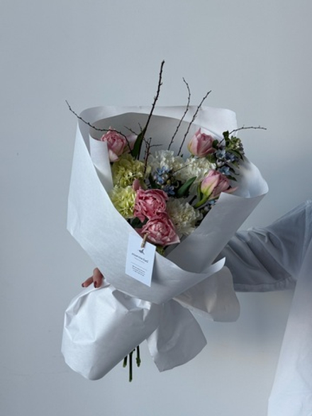 Букет из маттиолы, форзиции, тюльпанов, диантусов и оксипеталума