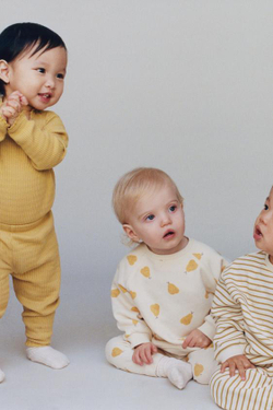 ZARA КОМПЛЕКТ ИЗ ТОЛСТОВКИ И ЛЕГГИНСОВ С ПРИНТОМ «ГРУШИ», ЭКРЮ