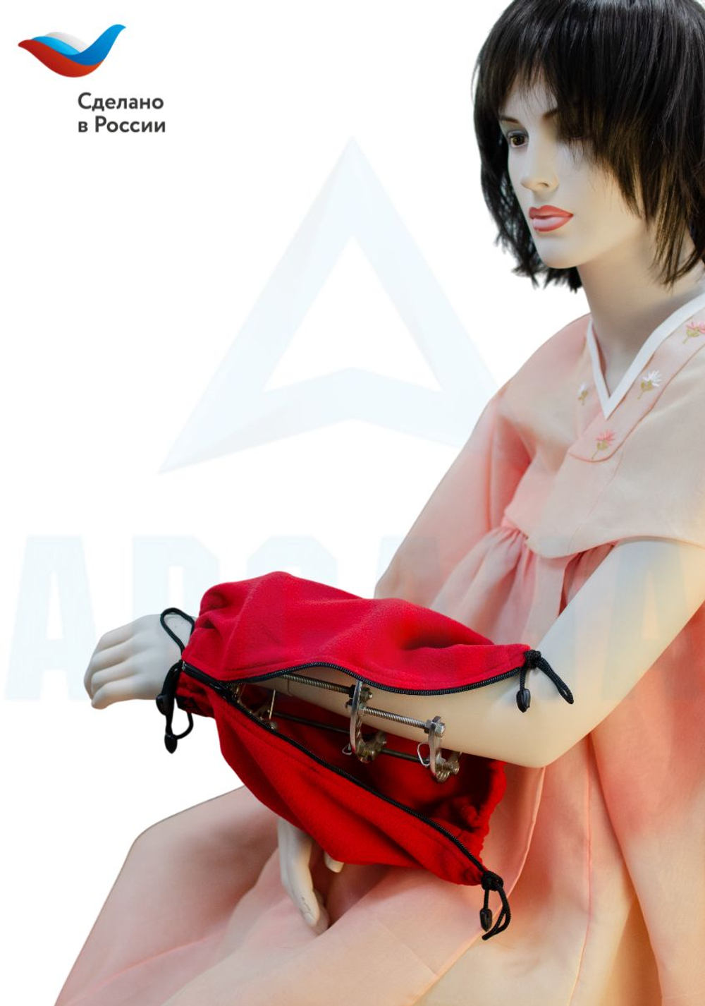 Чехол с открытой кистью на аппарат Илизарова. Ткань флис. Цвет изделия - красный, молния черная. Размер PPO-9