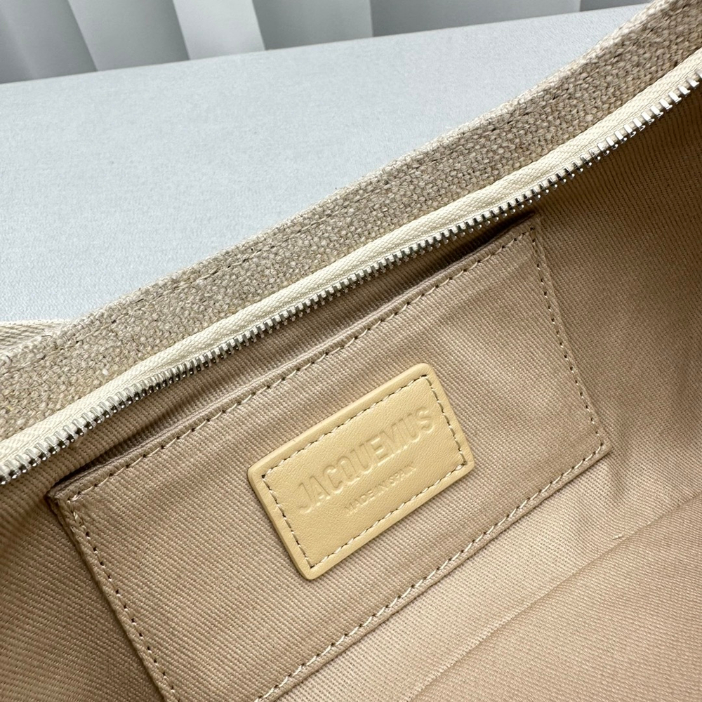 Jacquemus Le Bisou 27 cm