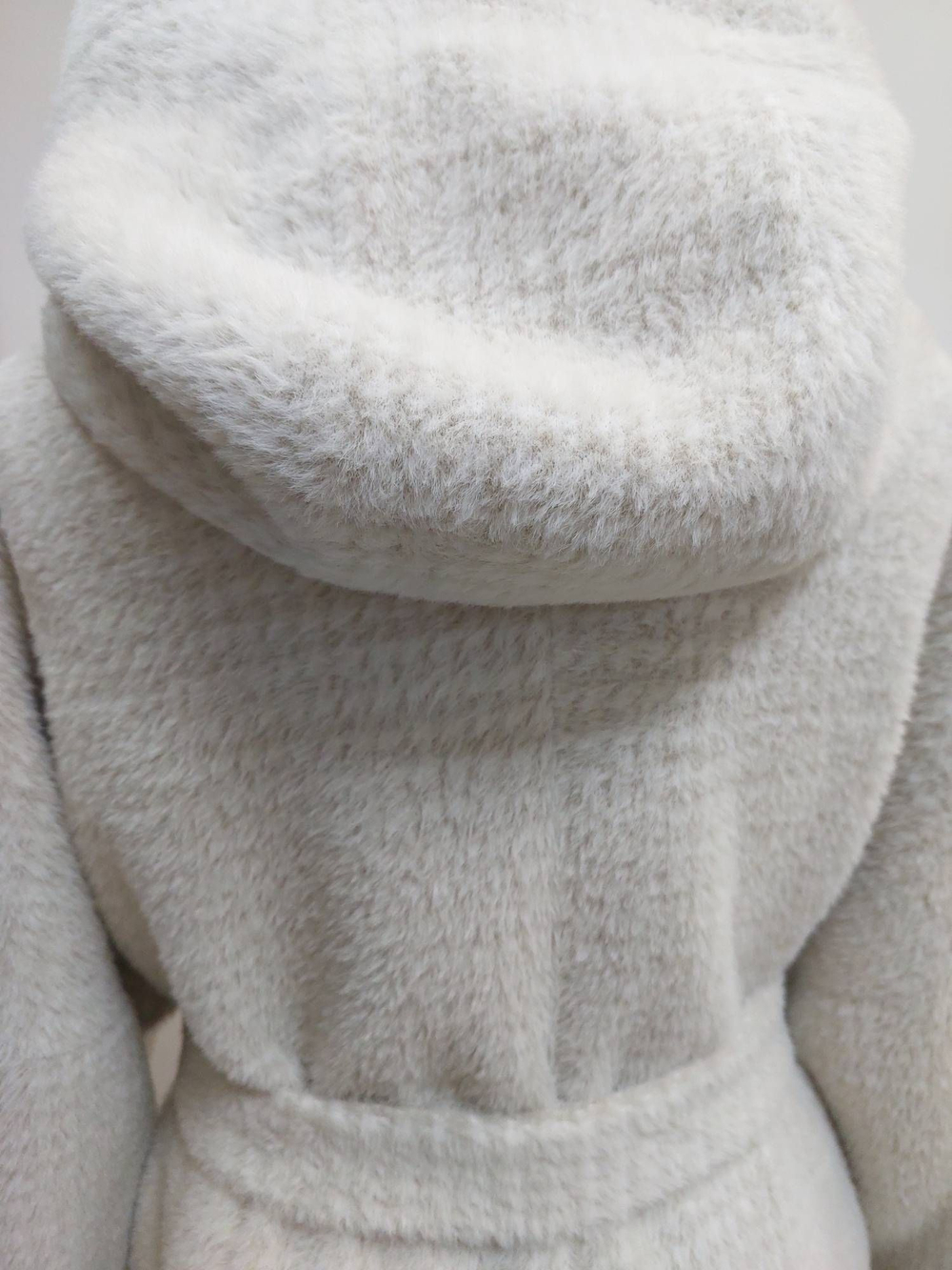 Пальто с капюшоном утепленное