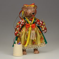 Ёлочная игрушка Медведица "Маша" прачка