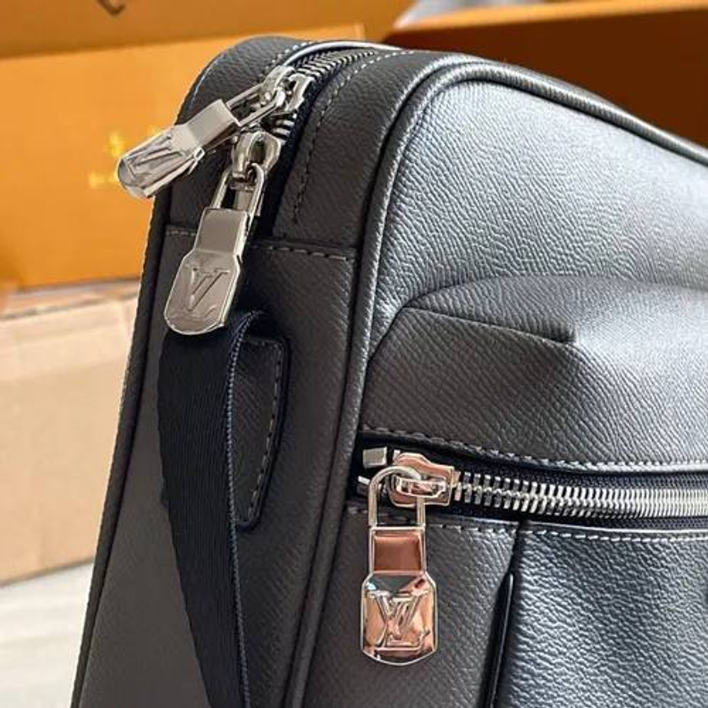 Сумка-мессенджер Louis Vuitton