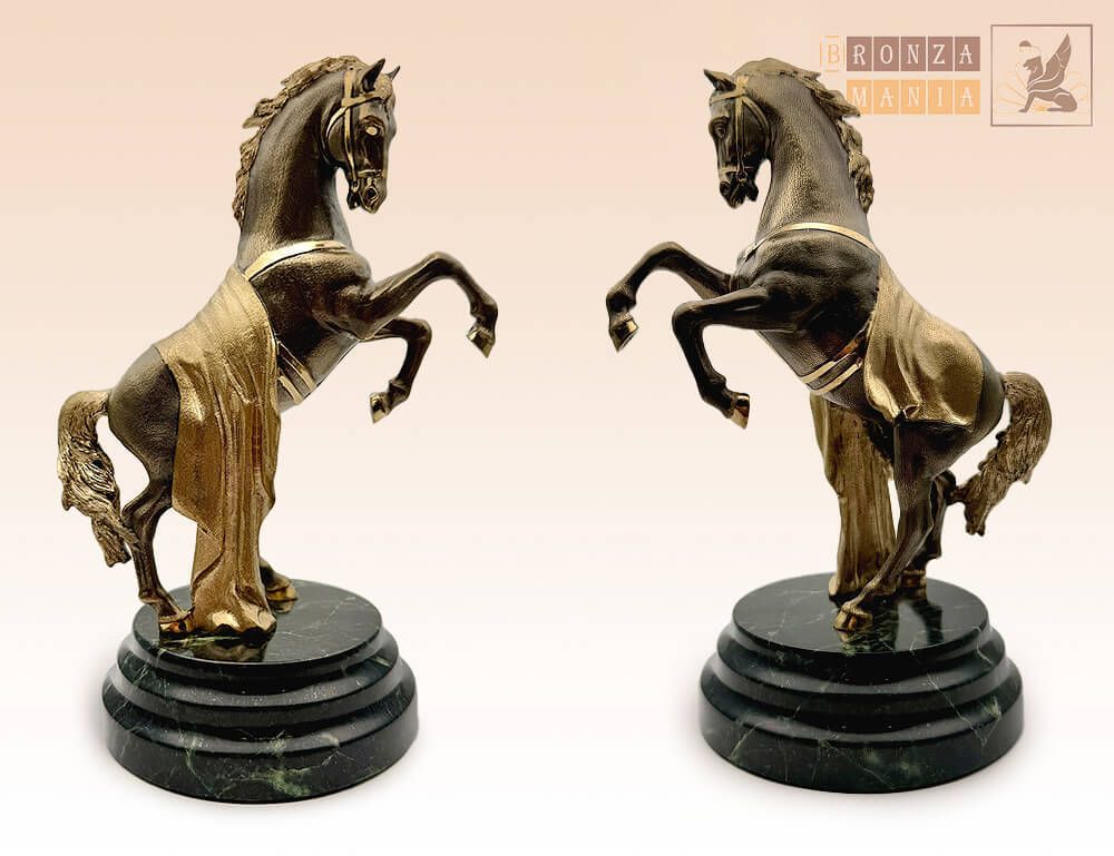 статуэтка Конь в попоне на дыбах