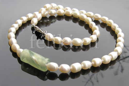 бусы из жемчуга и нефрита Нежность