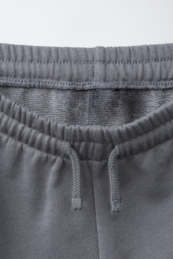 ZARA ШОРТЫ-БЕРМУДЫ С ПРИНТОМ «ГРАФФИТИ», АНТРАЦИТОВО-СЕРЫЙ