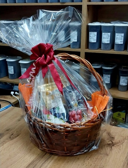 Подарочная корзина средняя , чай, кофе, ягоды в шоколаде и в йогурте