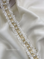 Тесьма белая с золотистой нитью люрекс и жемчугом 2 см (узкая)