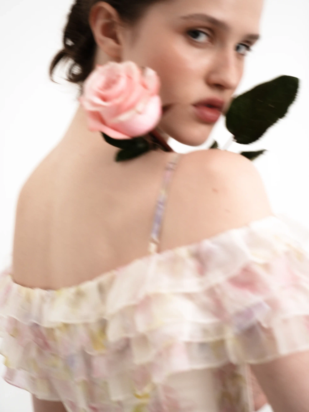 Мэй мини (May mini), платье мини из молочной органзы с цветочным принтом, с рюшами и розой