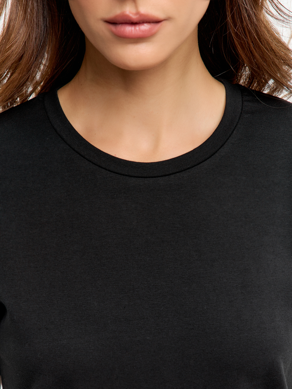 Классическая базовая футболка полуприлегающего силуэта