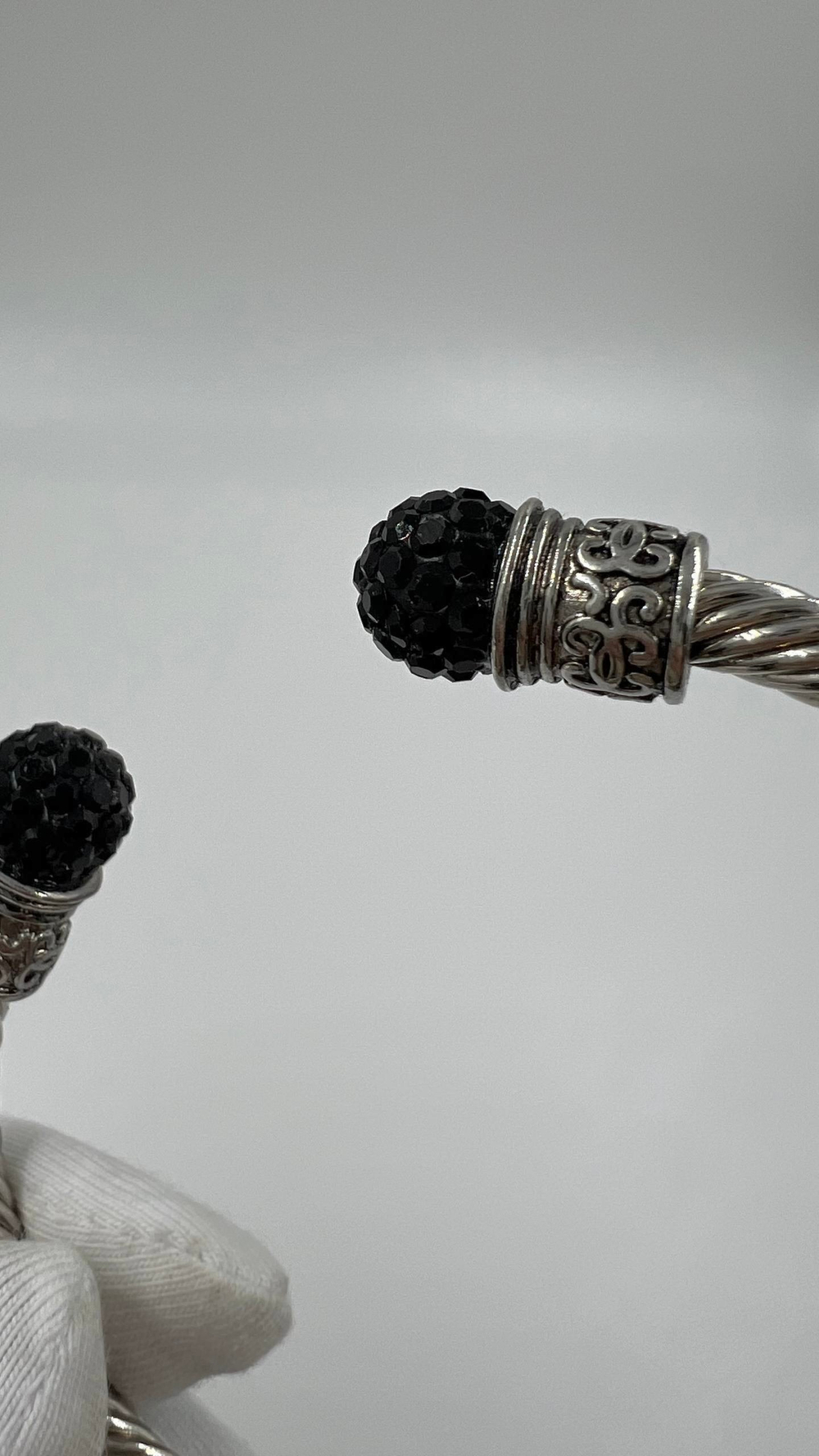 Браслет кафф с чёрными кристаллами