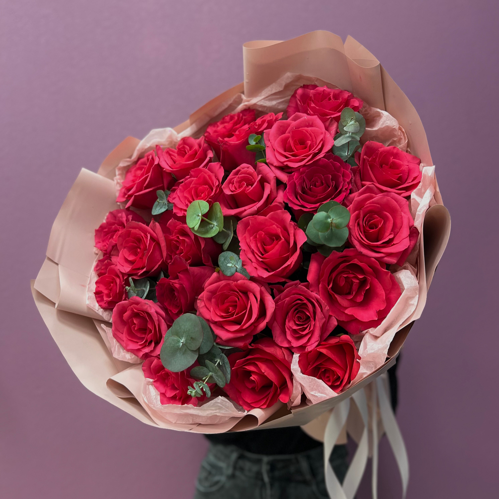 Букет из ярко-розовых роз с эвкалиптом #31