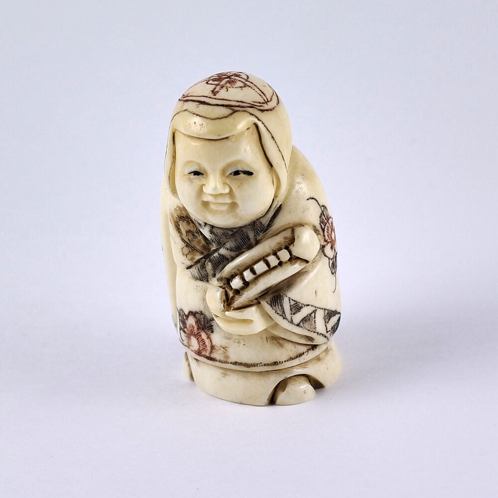 Нэцкэ Ребенок Карако с волшебным музыкальным инструментом