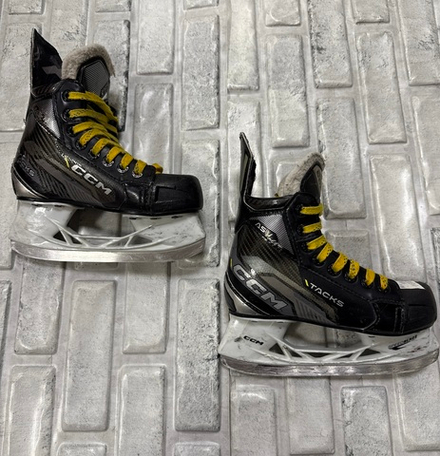 CCM tacks as v YTH 13R (EUR 32)