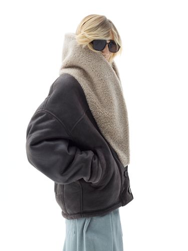 Коричневая дубленка из овчины с объемным воротником