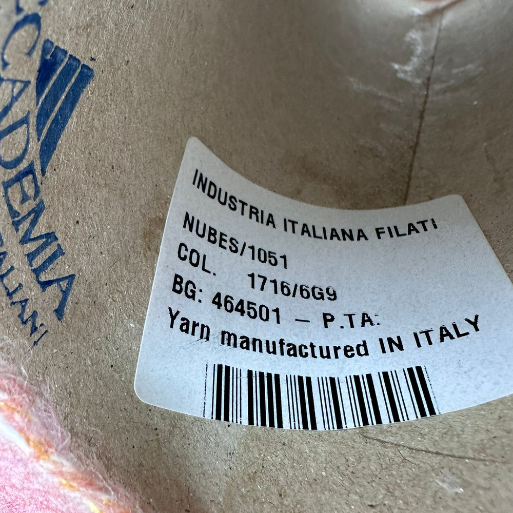 NUBES - Industria Italiana Filati; 50% хлопок, 10% меринос, 7% альпака, 17% п/а, 16% акрил; 230м/100гр; col.1716/6G9; цвет: Розовый на белой основе с золотистой нитью