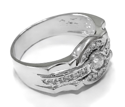 Ювелирное мужское кольцо из серебра с фианитами