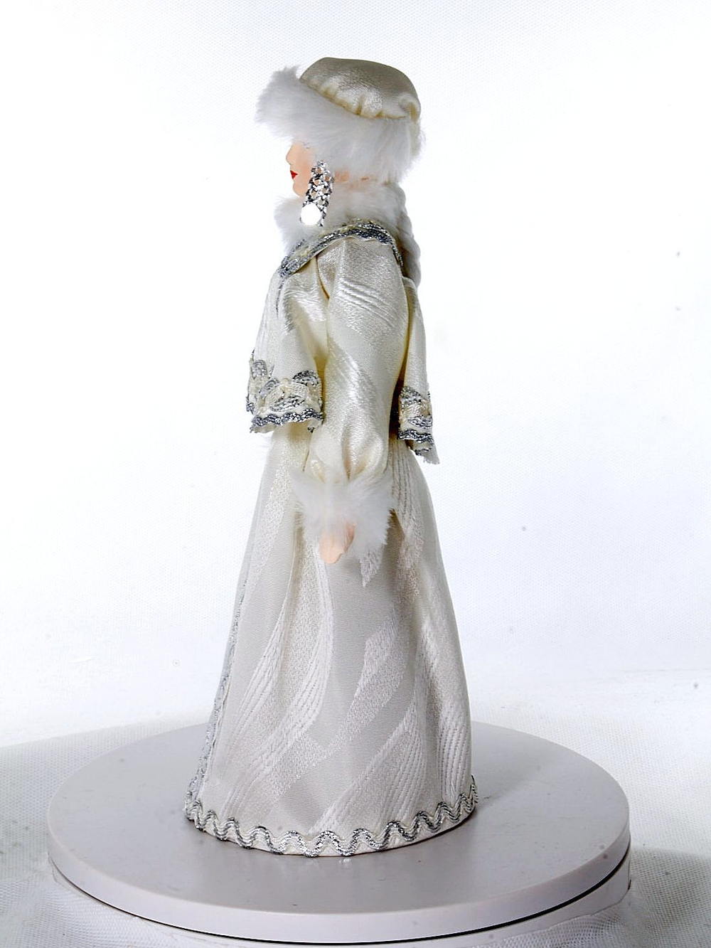 Фарфоровая кукла коллекционная Снегурочка в белой шубе. Новогодняя игрушка под ёлку ручной работы