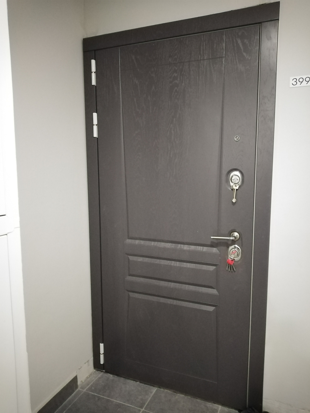 Входная дверь в квартиру с зеркалом Лабиринт Платинум / зеркало Максимум Белый софт (белый матовый, без текстуры)