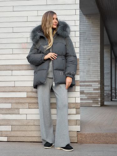 Темно-серый комбинированный пуховик с мехом енота
