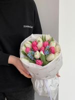 Букет из 21 тюльпана белого, розового цвета и незабудок