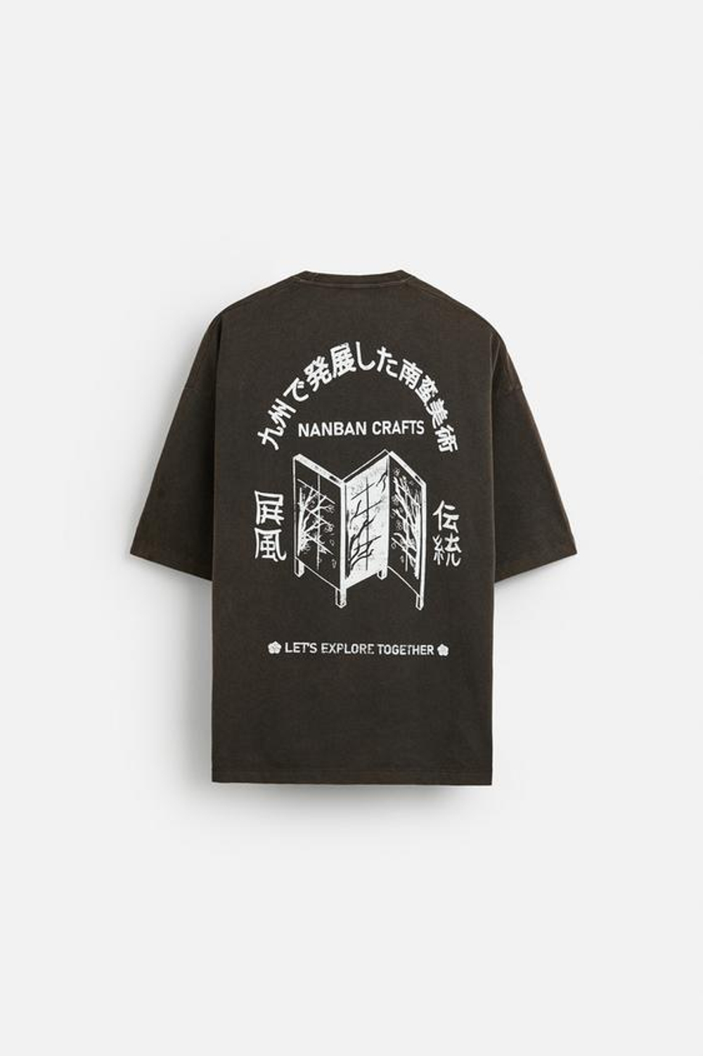 ZARA ФУТБОЛКА С КОНТРАСТНЫМ ПРИНТОМ И ЭФФЕКТОМ ПОТЕРТОСТИ, КОРИЧНЕВЫЙ