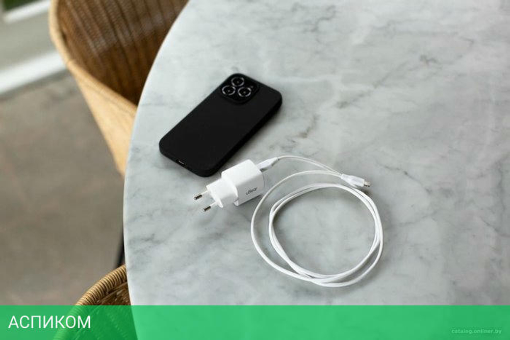 Сетевое зарядное устройство uBear Select белый (WC20WH01-AD)