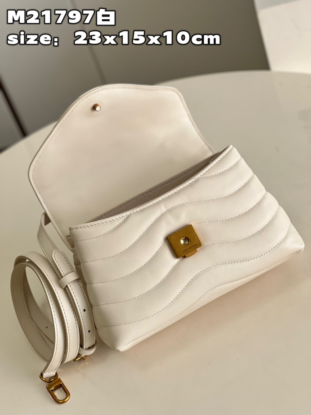 Louis Vuitton Hold Me