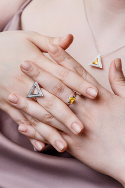 Кольцо из серебра с центральной вставкой из выращенной синей шпинели