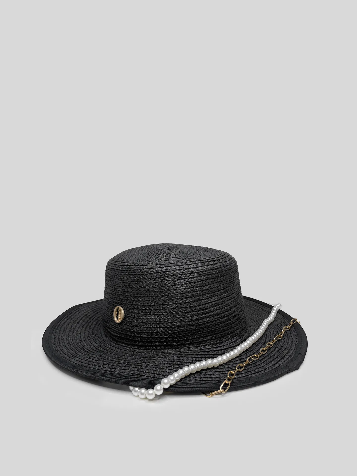 Шляпа соломенная черная с металлической вставкой и комбинированной цепочкой купить